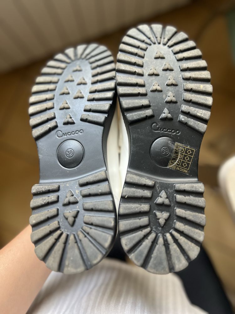 Loafersy białe lakierowane 37