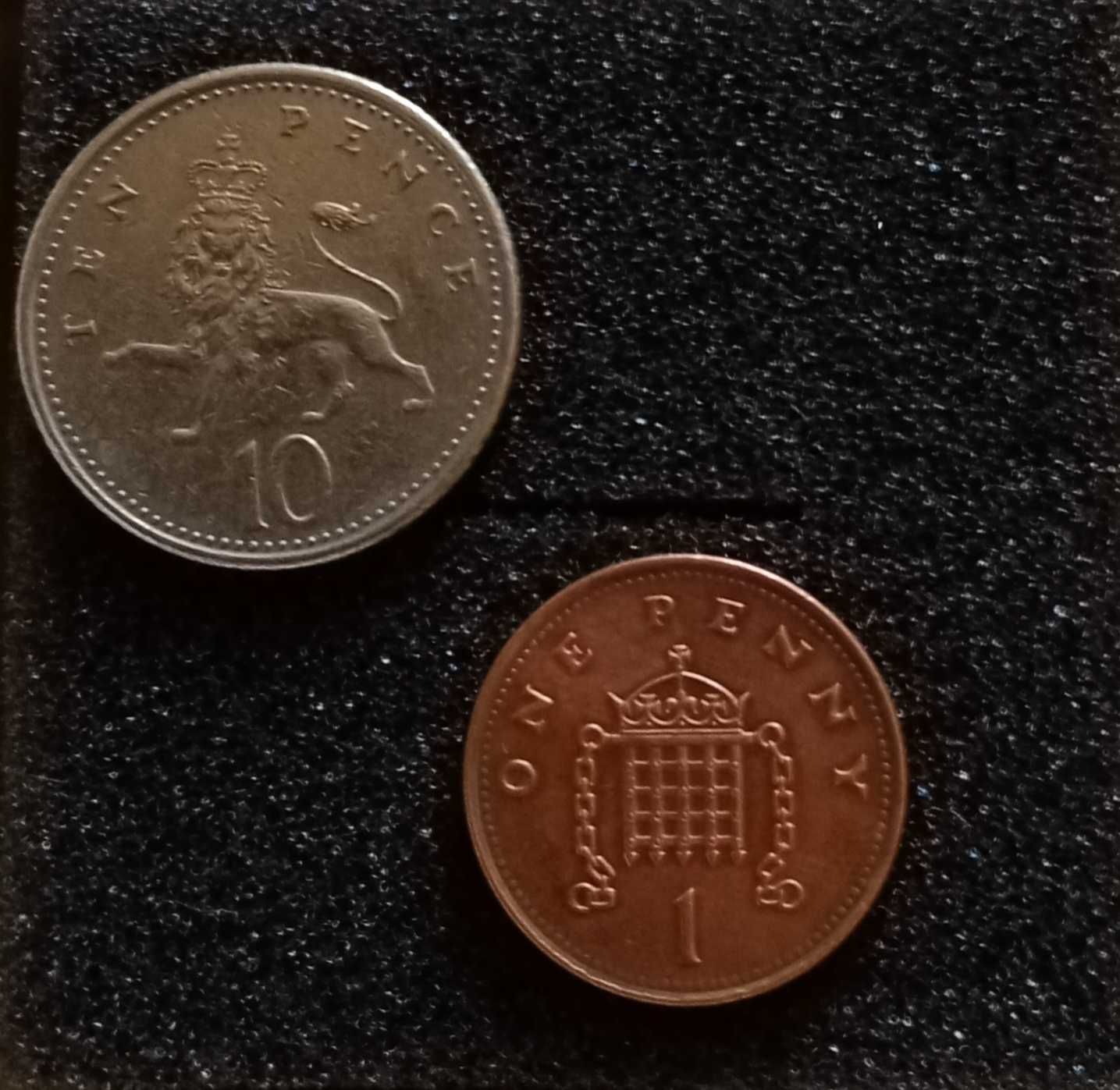 Dwie monety z Elizabeth II