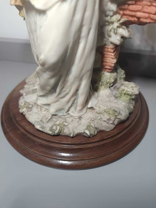 Escultura de Porcelana Clássica – Cena Romântica