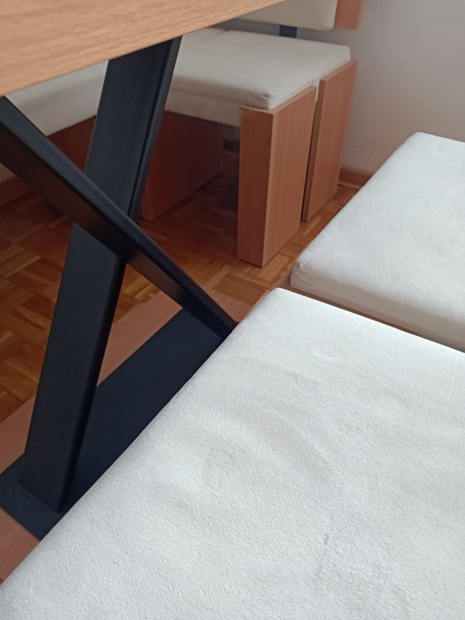 Komplet kuchenny rogówka ,stół ,dwa taborety.