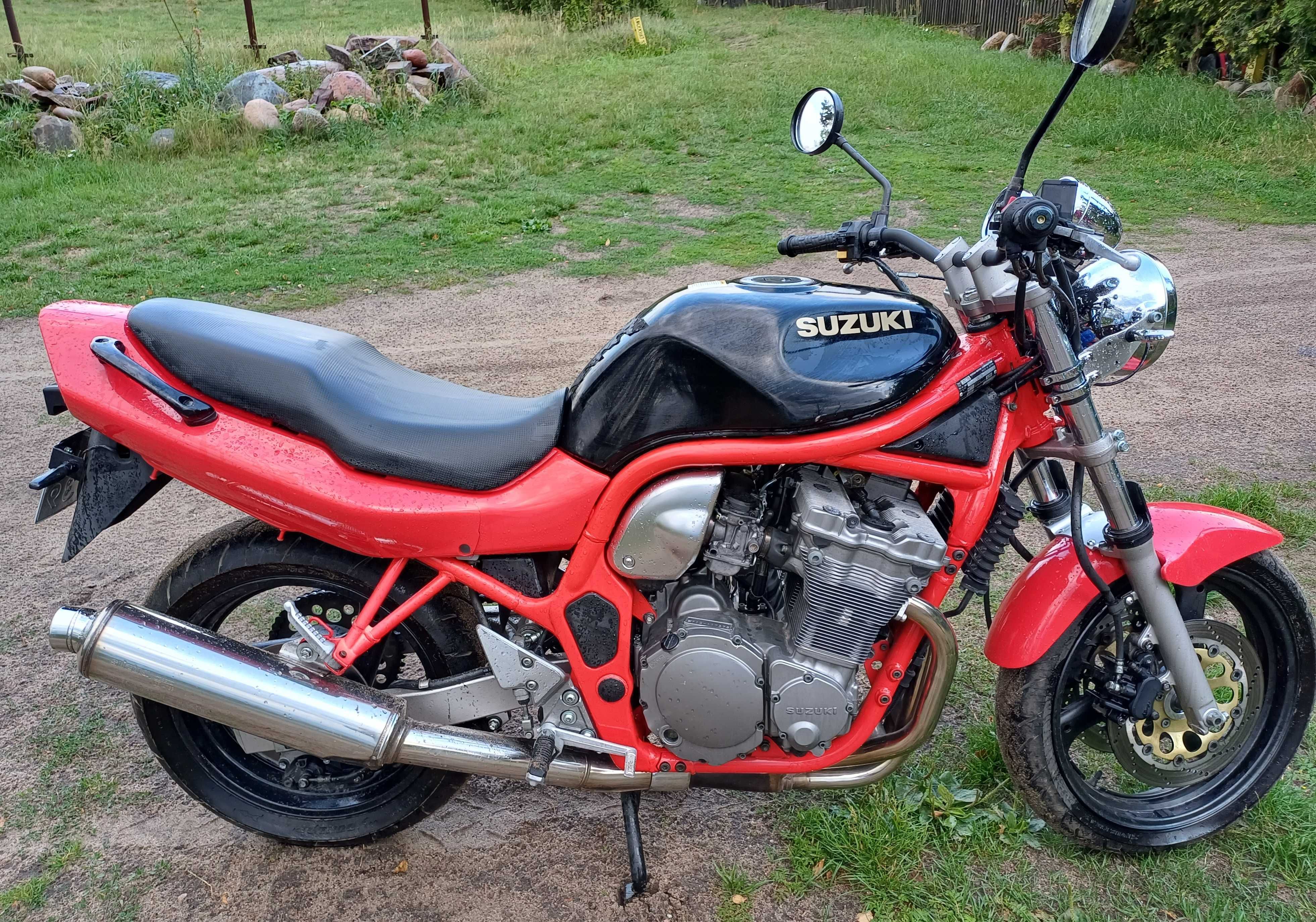 Motocykl Suzuki Bandit, kufry, strój, buty