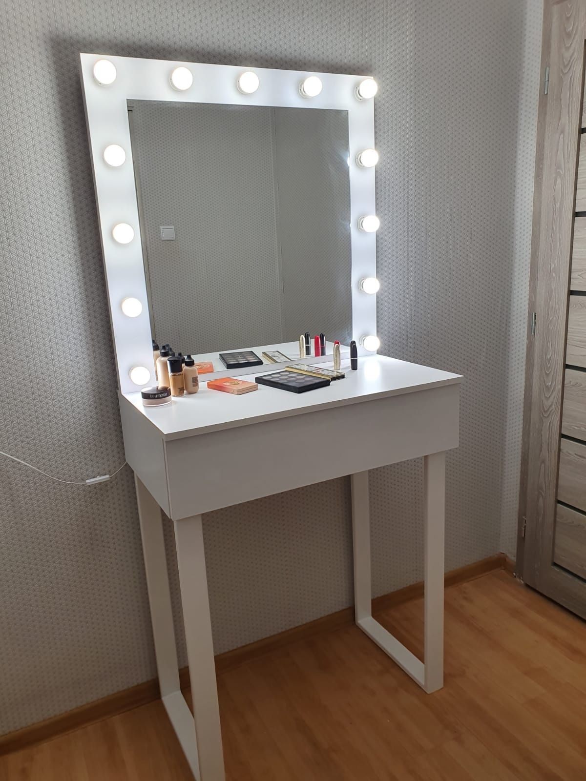 Toaletka z lustrem szer80cm make up do makijazu Hollywood wizażu led