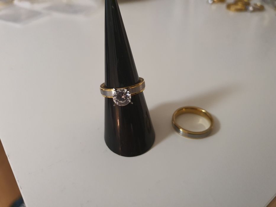 Aliança e solitário banhado a ouro 18k.Possibilidade gravar nome data