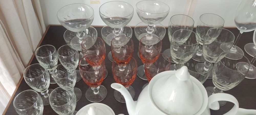 Conjuntos de copos e chávenas antigos.