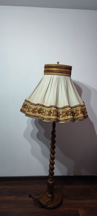 Lampa stojąca drewno