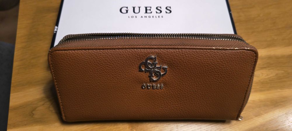 Portfel Guess brązowy, stan - bardzo dobry, na 12 kart, dużo przegród