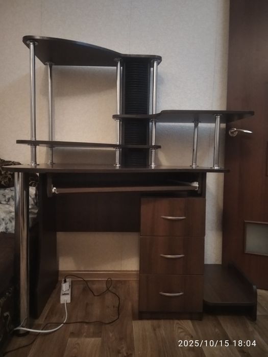 Стіл комп'ютерний, письмовий . Стол компьютерный, письменный. Парта