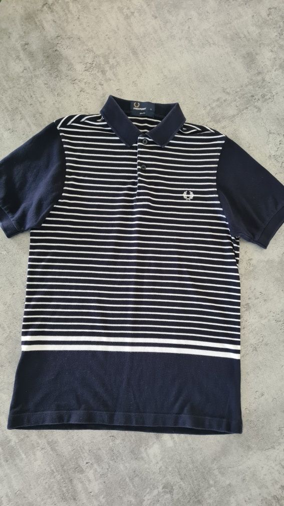 Polówka Koszulka Polo Fred Perry.  Granatowo Białe paski. Rozmiar S