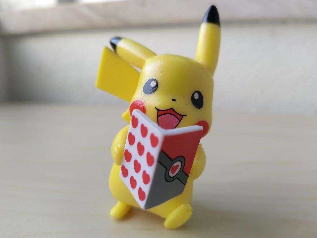 Figura Pikachu Pokémon a segurar livro, 8 cm