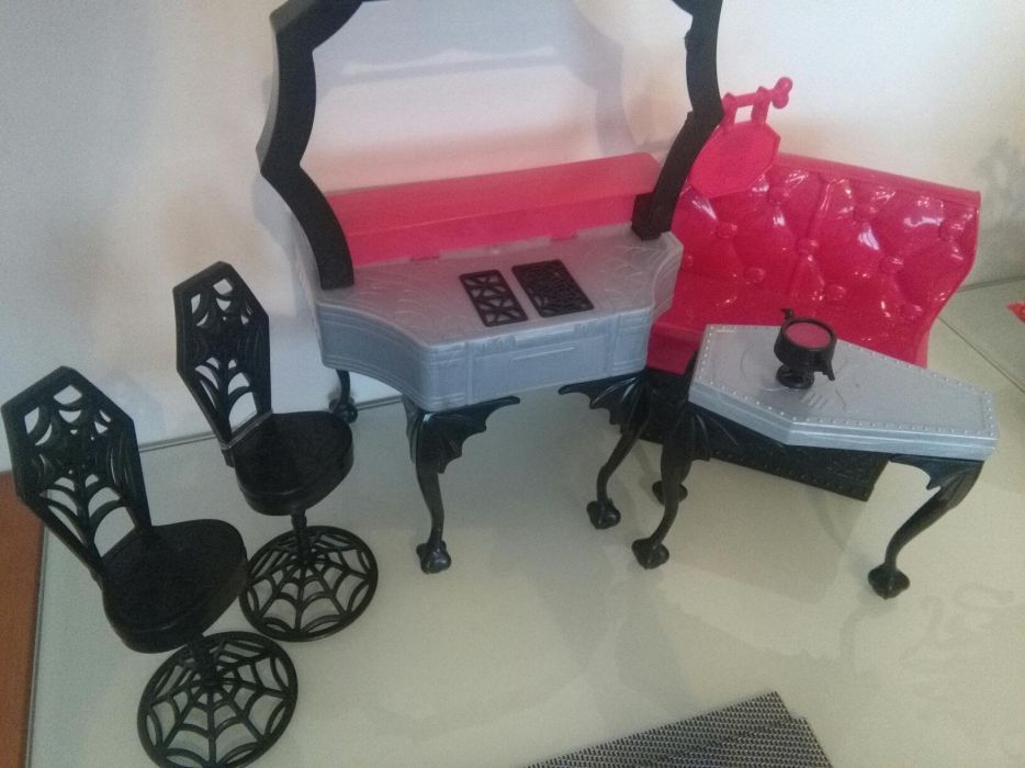 Mebelki dla lalek Ever after high i Monster High