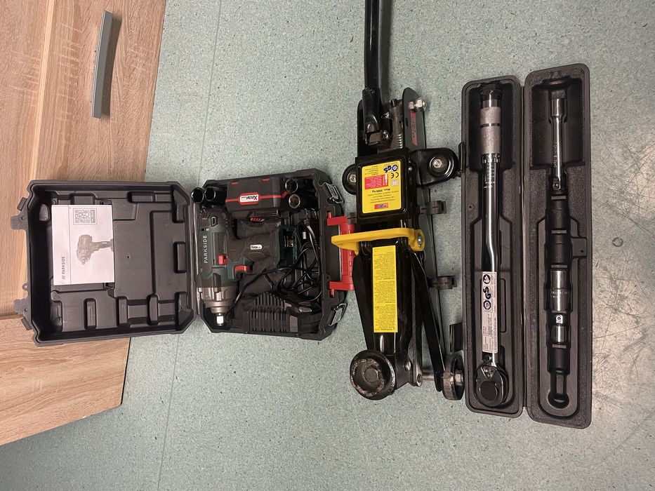 Комплект. Гайковерт. Донкрат. Ключ.