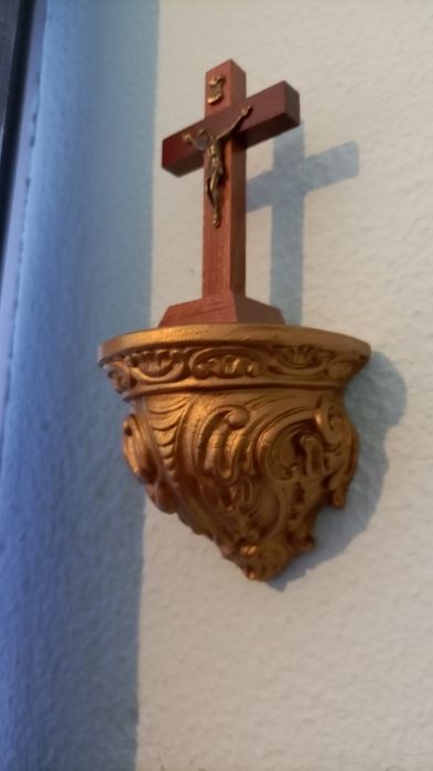 Mísula pequena nova e cruz em madeira