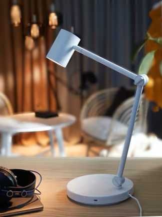 lampa biurkowa z ładowaniem indukcyjnym IKEA z portem USB-C