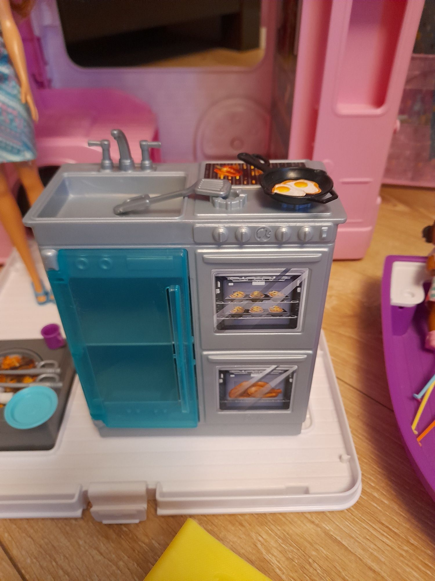 Kamper Barbie z lalkami