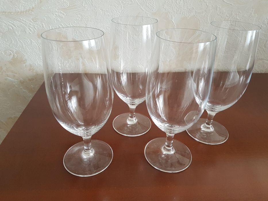 Cztery kieliszki do piwa,wody lub soku .