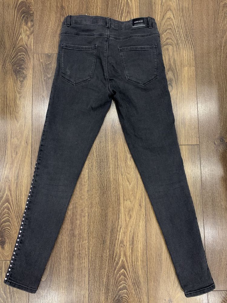 Пепельные джинсы с сердечками Zara
