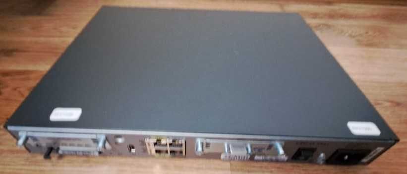 Router CISCO 1841, 1U