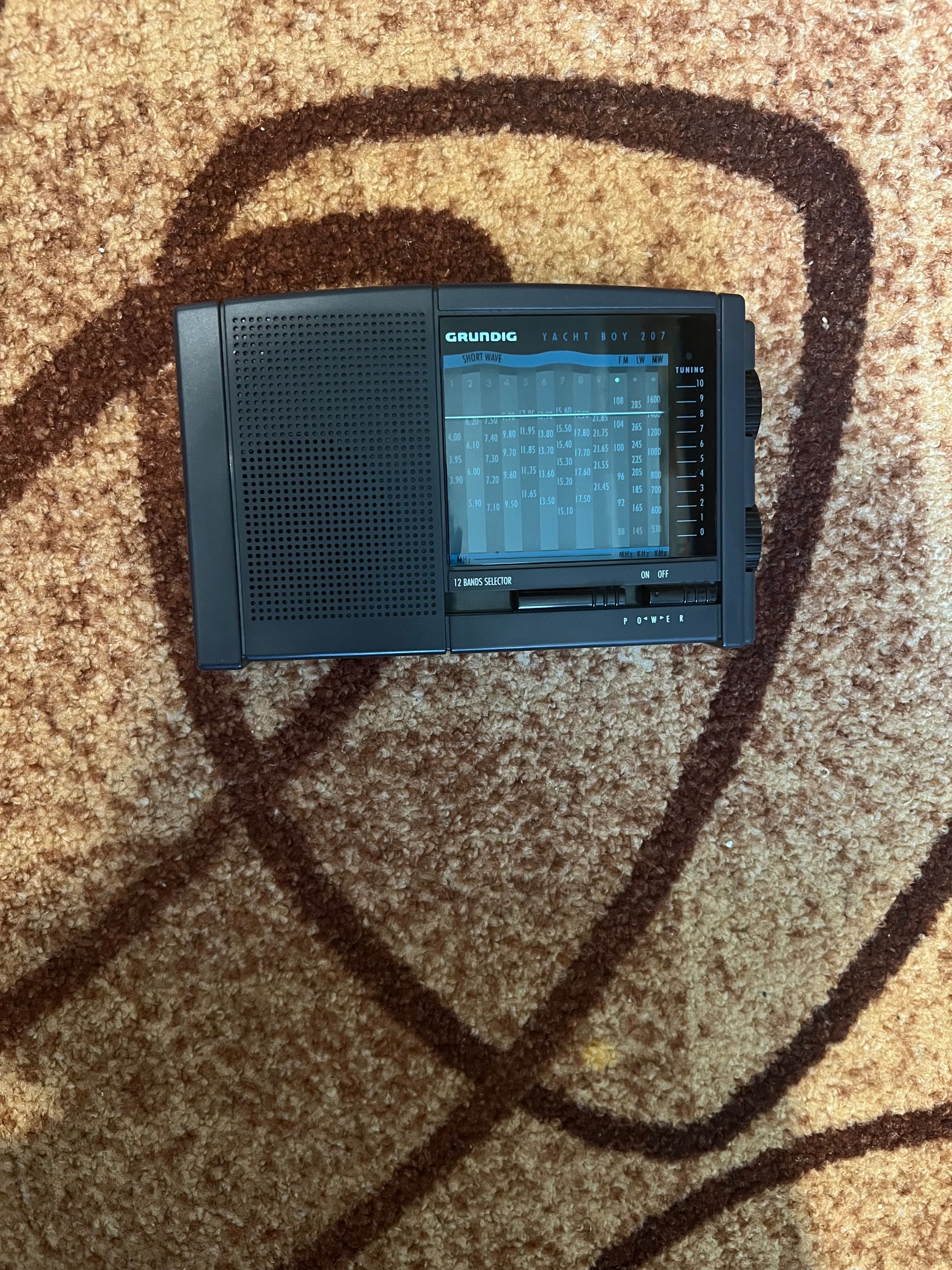 Радіо Grundig в робочому стані з чохлом
