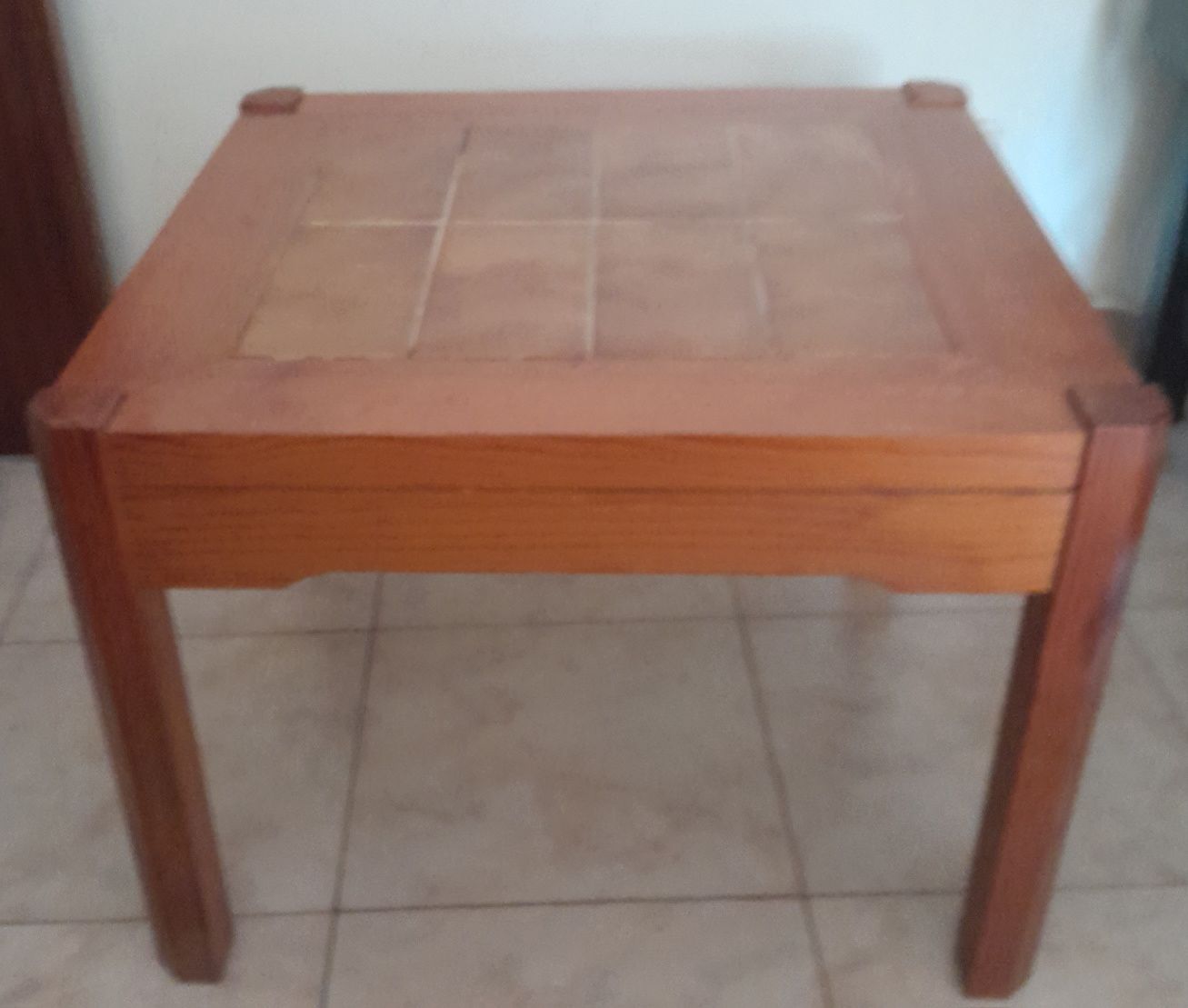 Vendo mesa quadrada em madeira maciça