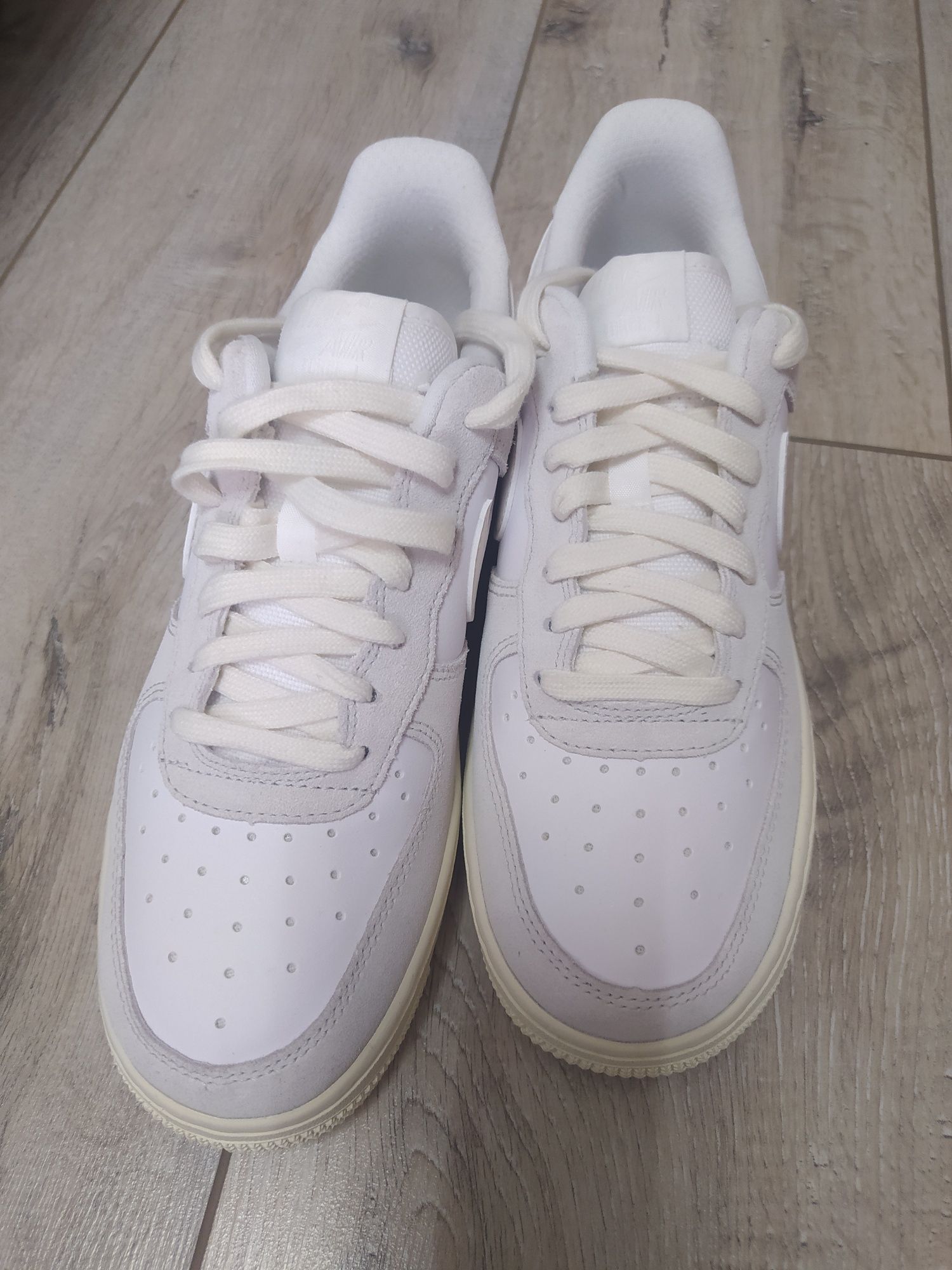 Оригінальні кросівки Nike Air Force LV8( CW7584-100)