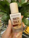 Podkład serum silk skin Makeup Revolution F10.5 fluid kwas hialuronowy