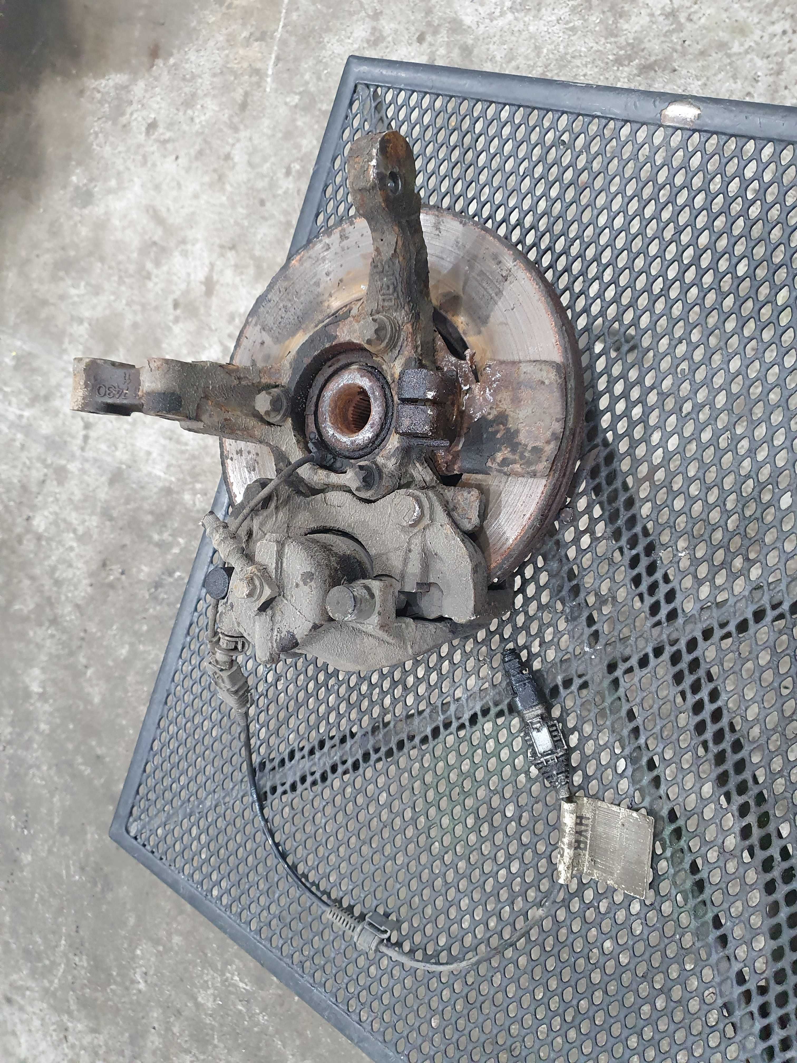 Zwrotnica piasta zacisk Opel Astra 3 H III 1.4 benzyna 4x100 prawy