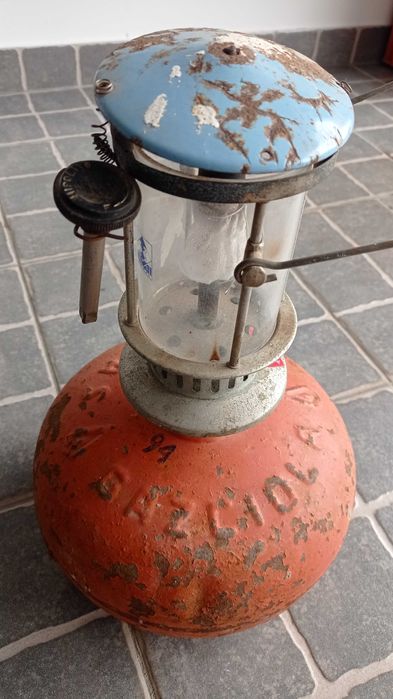 Candeeiro a gás e botija de gás