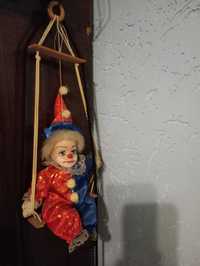 Кукла фарфоровая марионетка Клоун на качелях.