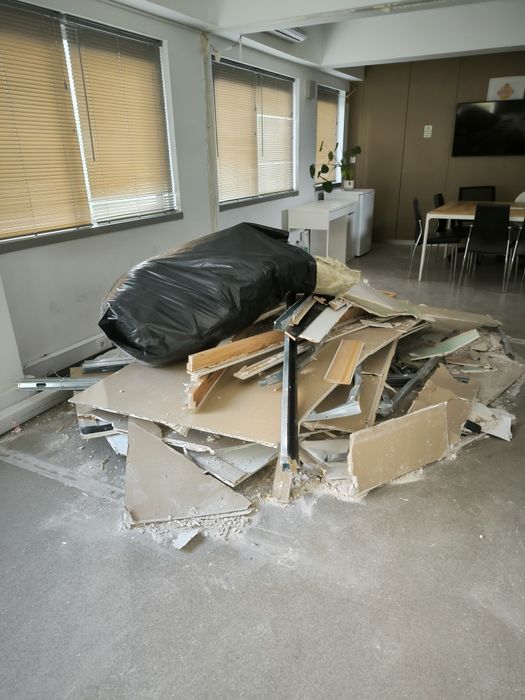 Fazemos limpezas recolhas de entulho madeira e monos