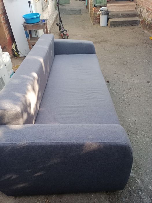 Продам два дивана и кресло