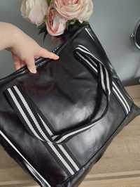 Czarna pojemna praktyczna torebka na ramię