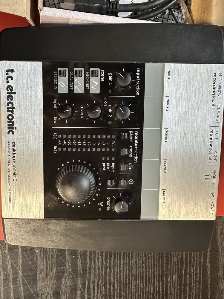 Desktop konnekt 6 z karta dźwiękową i mikrofonem