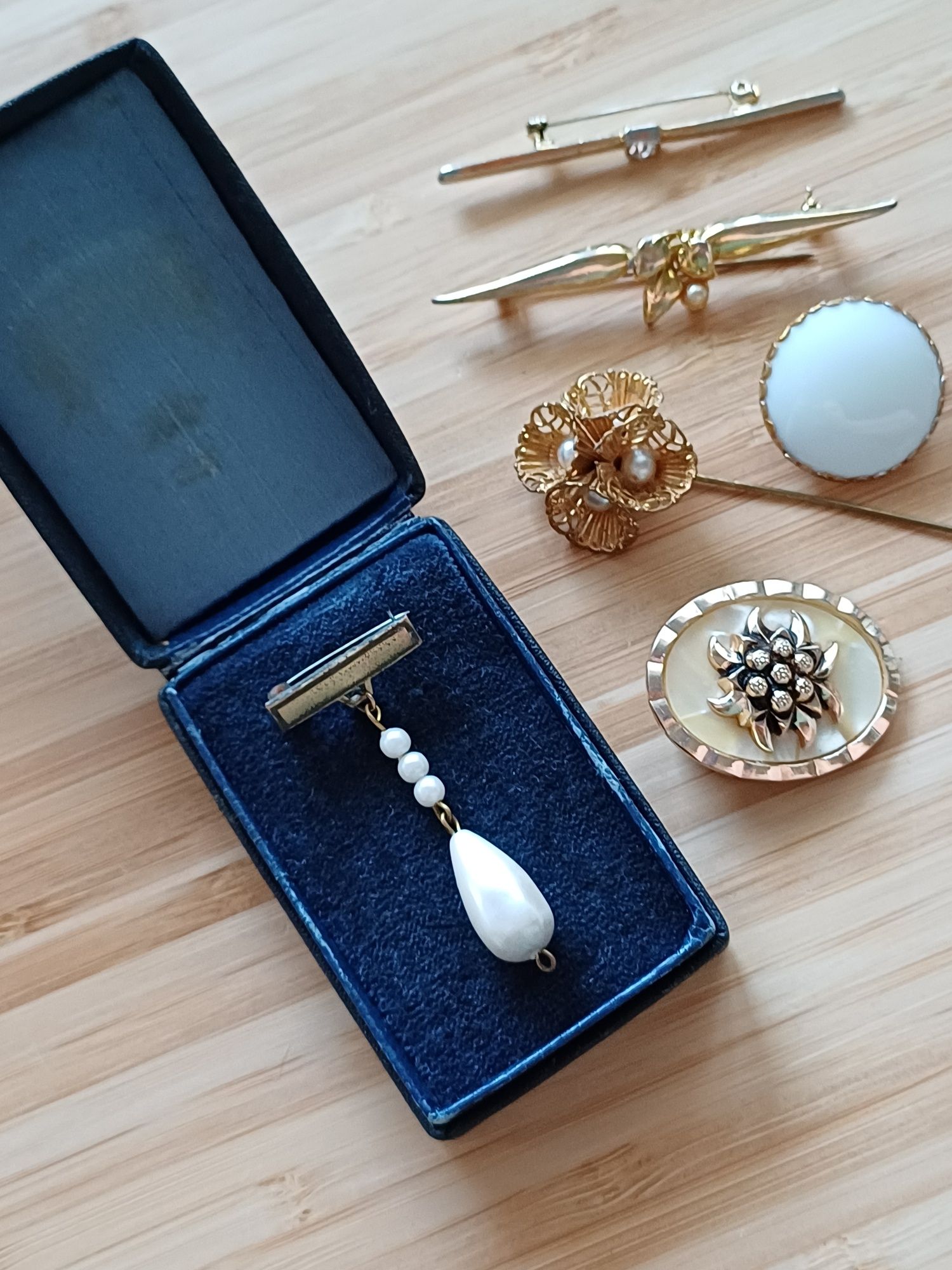 Stara broszka perła sztuczna biżuteria vintage przypinka retro
