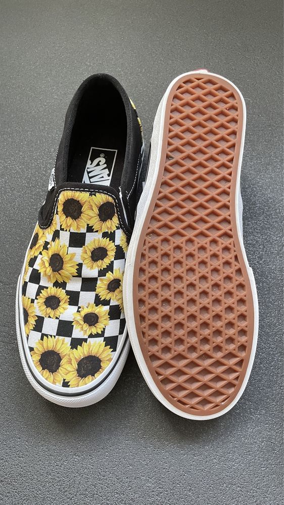 Кеди та сліпони Vans