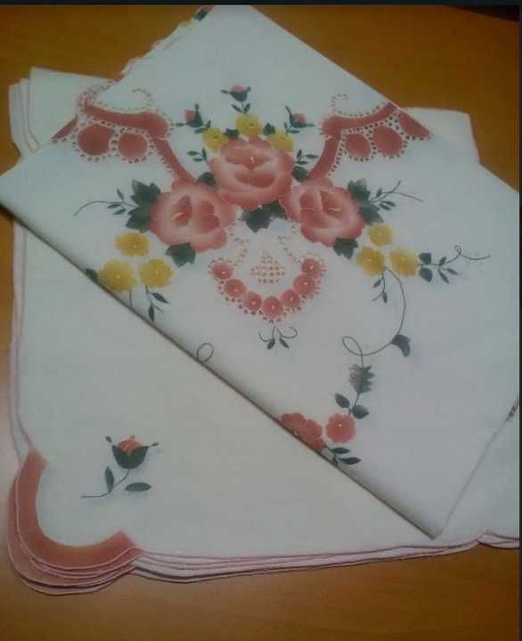 Linda toalha bordada/estampada nova 1.70m x 1.70m, c/ 8 guardanapos