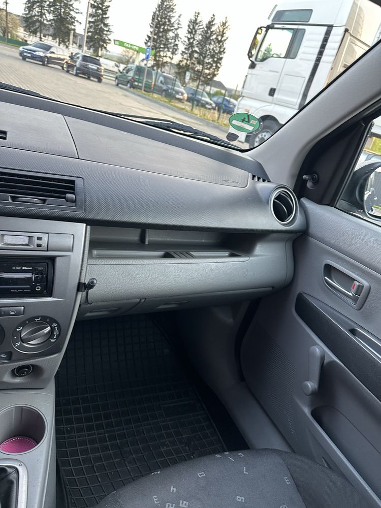 Mazda   (Машина в дуже гарному стані)