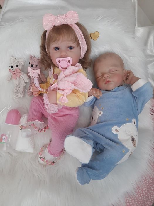 Piękna pełno winylowa lala w typie reborn