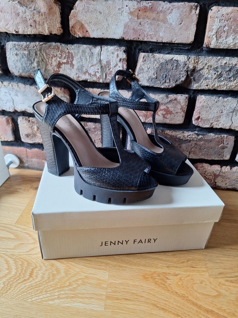 Buty na słupku. Sandały na platformie 38