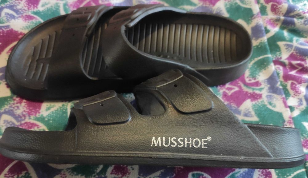 Продам шлепанцы.недорого.