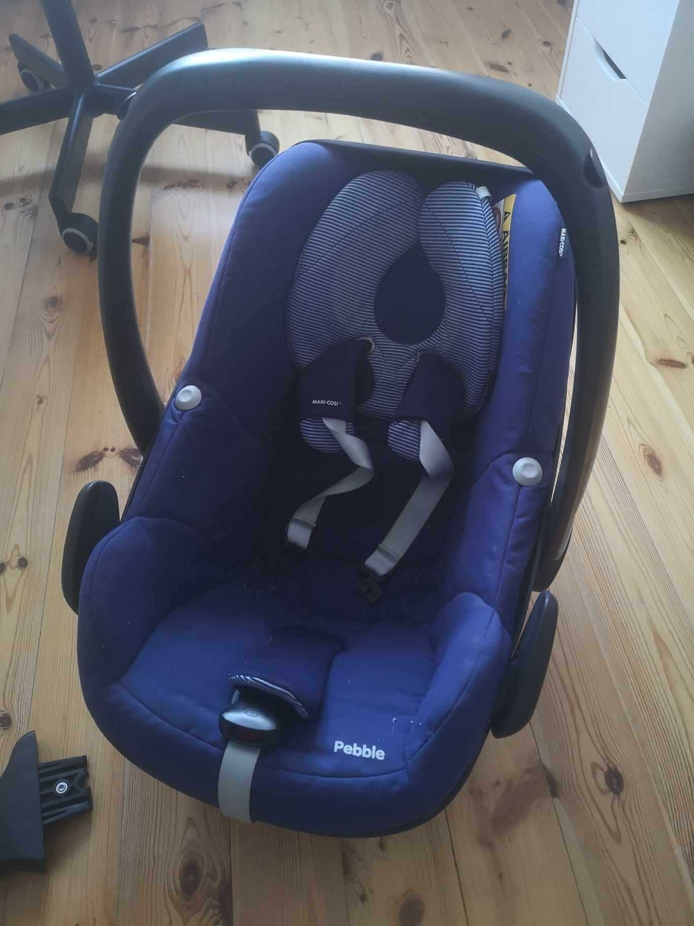 2 foteliki samochodowe maxi-cosi: Pebble i Pearl + baza isofix