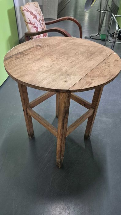 mesa redonda em madeira