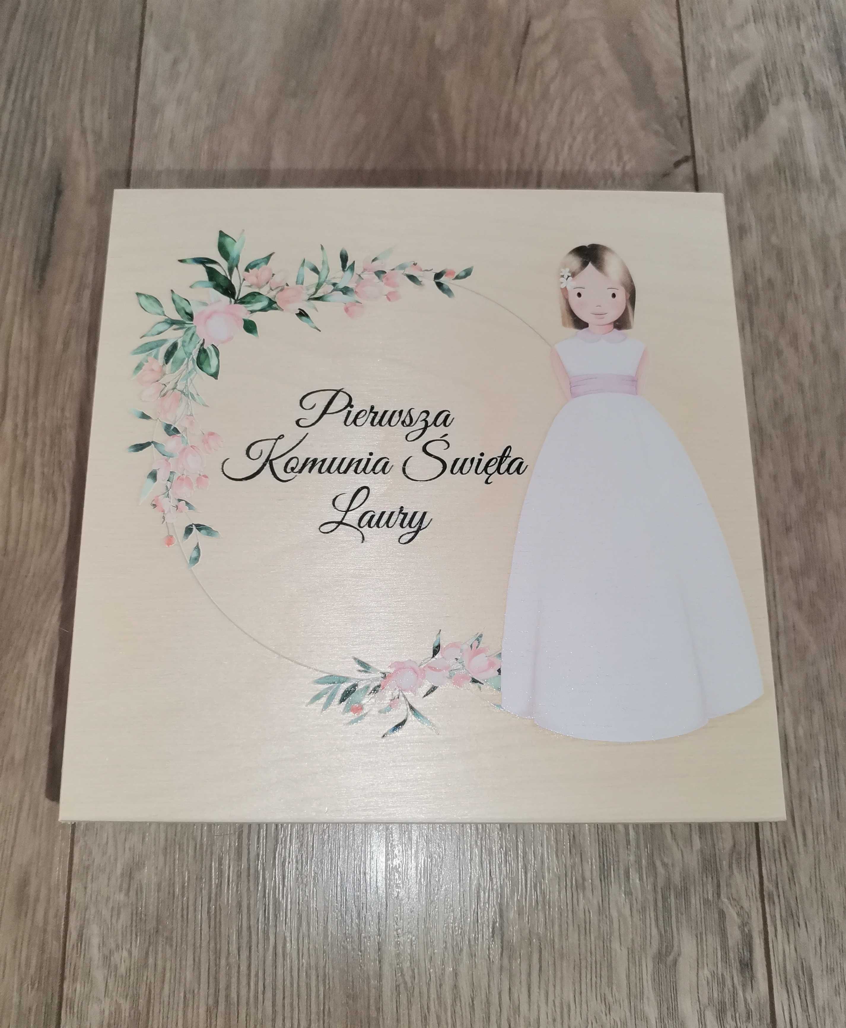 Drewniane personalizowane pudełko z aniołkiem w środku.