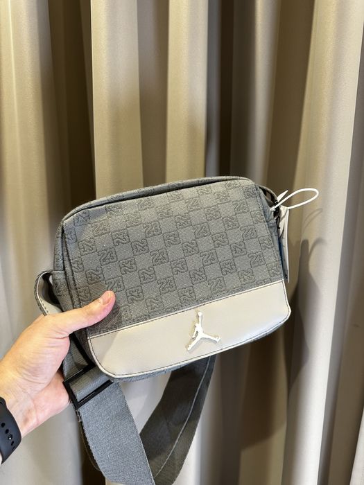 Чоловічі сумки через плече Jordan Monogram в білому та сірому кольорах