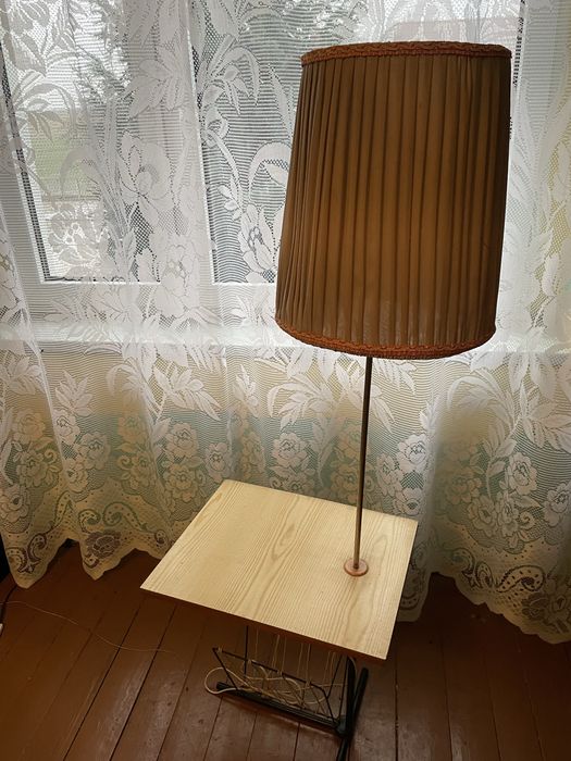 Lampa z abażurem i stolikiem
