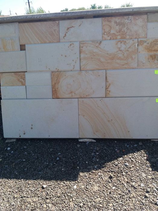 Шапки та парапеди з природнього камня