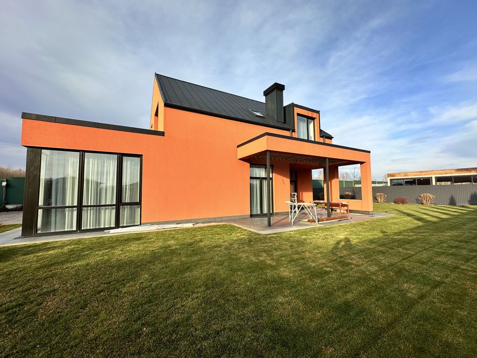 Будинок в закритому котеджному містечку з шикарним новим ремонтом