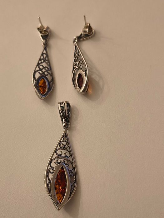 Kolczyki i zawieszka, srebro i bursztyny