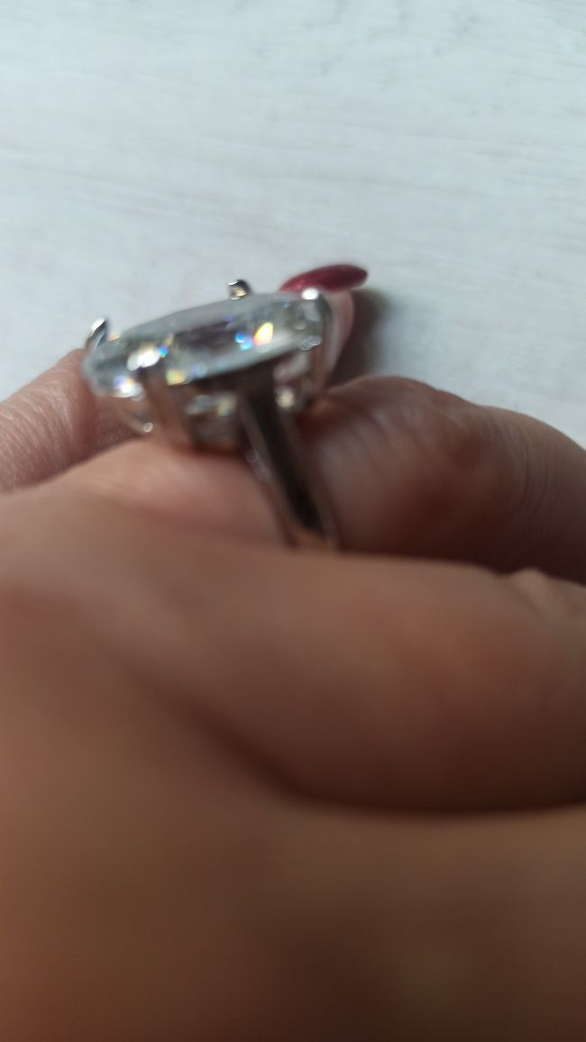 Duży pierścionek z pięknym kamieniem