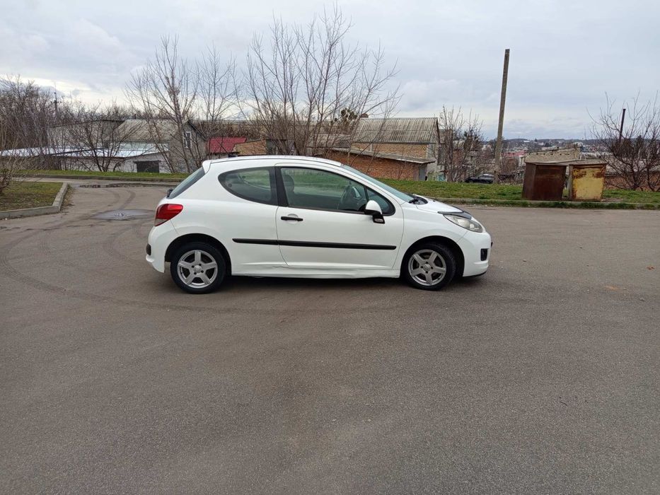 Автомобіль Пежо 207