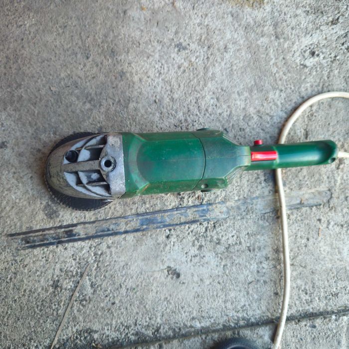 Продам болгарку DWT